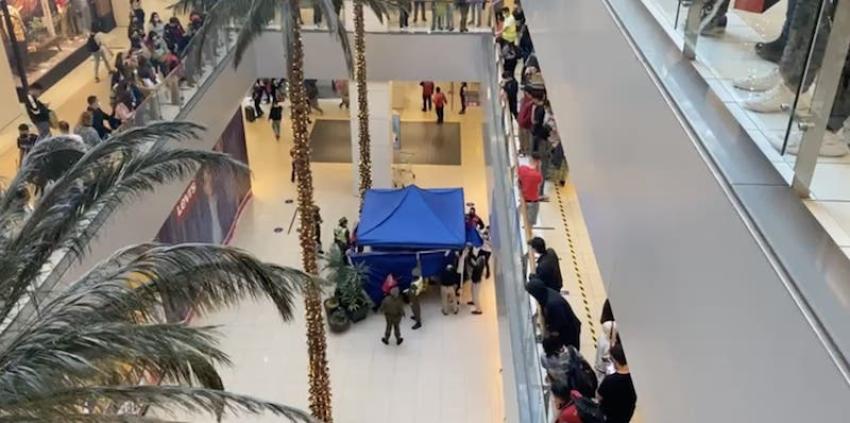 Hombre muere tras caer desde un quinto piso del mall Costanera Center