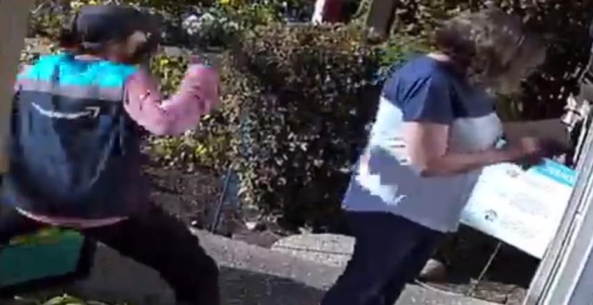 [VIDEO] Repartidora de delivery golpea salvajemente a mujer de 67 años tras discusión