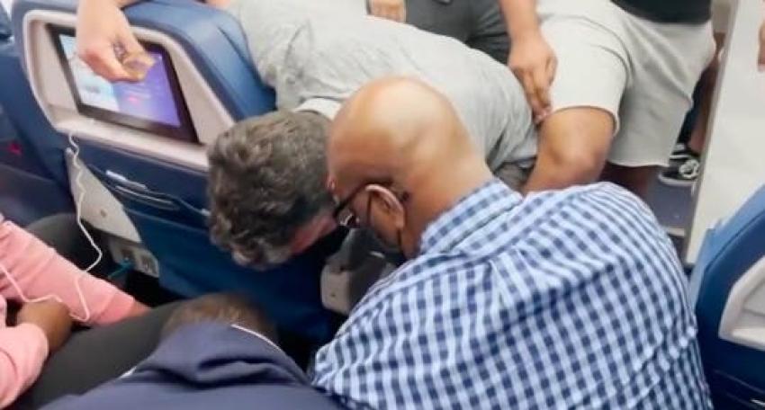 [VIDEO] Asistente de vuelo amenaza con "derribar el avión" en pleno viaje en Estados Unidos