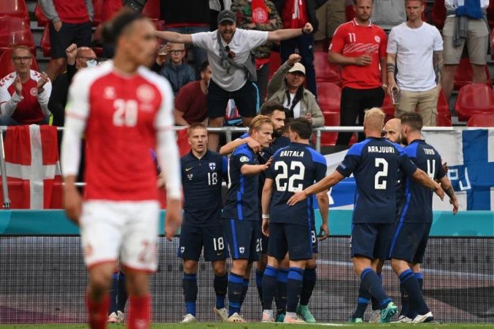 Dinamarca cayó ante Finlandia en duelo marcado por el desvanecimiento de Eriksen