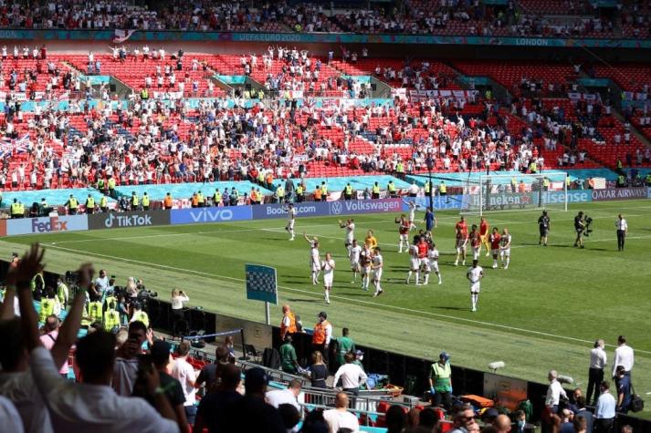 Otra mala noticia en la Euro: Hincha está grave tras caer desde las graderías de Wembley