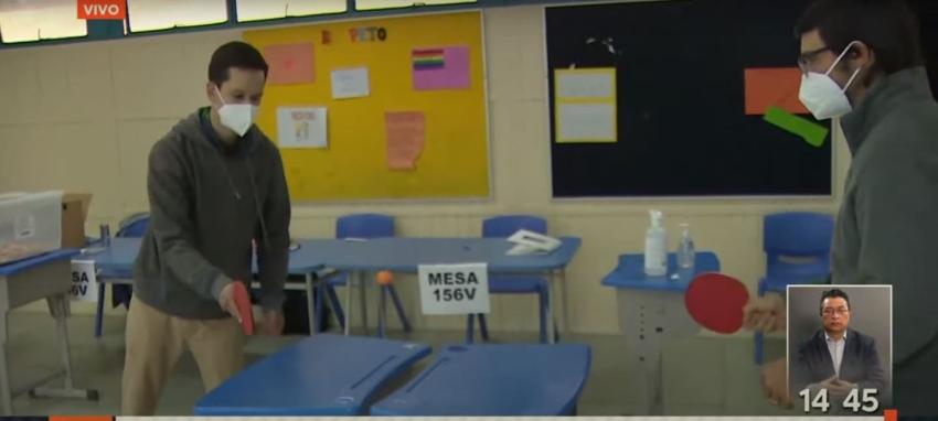 [VIDEO] Vocales de mesa juegan ping-pong a la espera de llegada de votantes