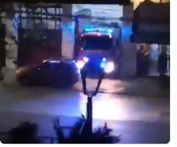 [VIDEO] Bomberos no puede salir a atender emergencia por auto estacionado fuera del cuartel