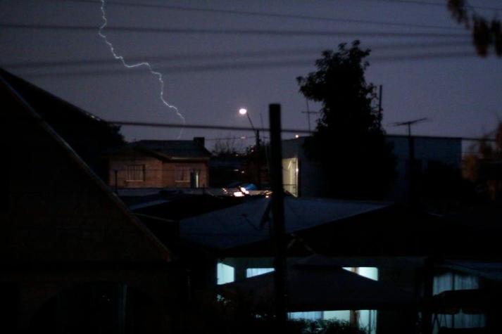 Desde Atacama a Santiago: Meteorología alerta por tormentas eléctricas para este martes y miércoles
