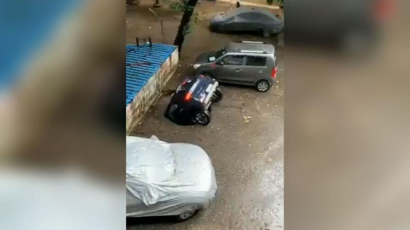 [VIDEO] Doctor grabó a su propio auto mientras era devorado por un socavón en India