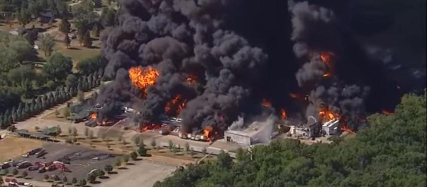 Ordenan evacuación de suburbio de Illinois tras explosión en planta química