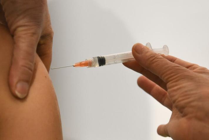Coronavirus: Hombres menores de 45 años vacunados con AstraZeneca recibirán segunda dosis de Pfizer