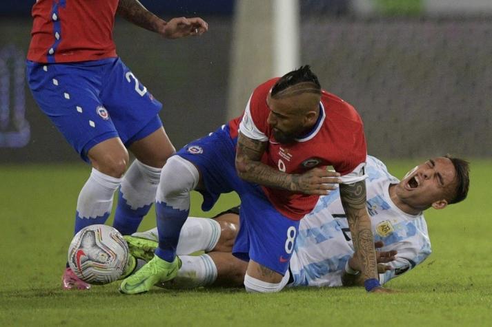 “Que sucio que sos Vidal”: Hinchas argentinos apuntan contra el "Rey" tras el Chile-Argentina “Que sucio que sos Vidal”: Hinchas argentinos apuntan contra el "Rey" tras el Chile-Argentina