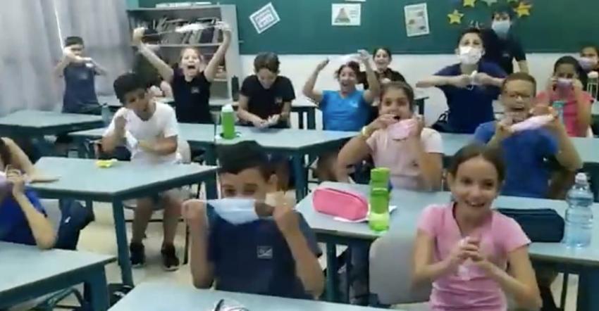 Emocionante momento: profesora en Israel anuncia a sus alumnos que ya no deberán usar mascarillas