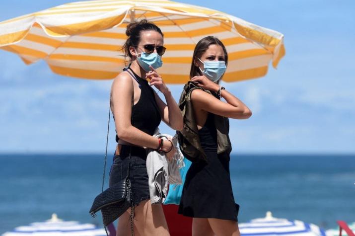 Francia pone fin al uso de mascarilla al aire libre y el domingo levantará toque de queda