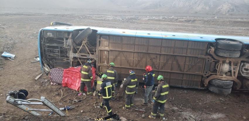 Dos muertos tras volcamiento de bus que trasportaba trabajadores en Diego de Almagro