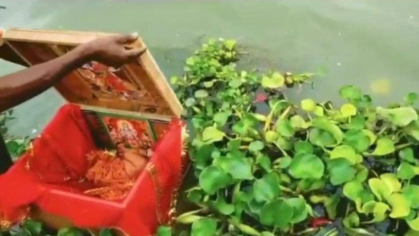 Encuentran a bebé recién nacida al interior de una caja flotando en un río de India