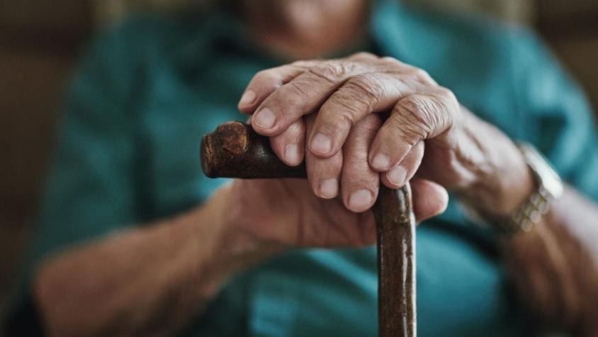 "Pasen, la he matado": Anciano asesina a su esposa y luego recibe a la policía en casa