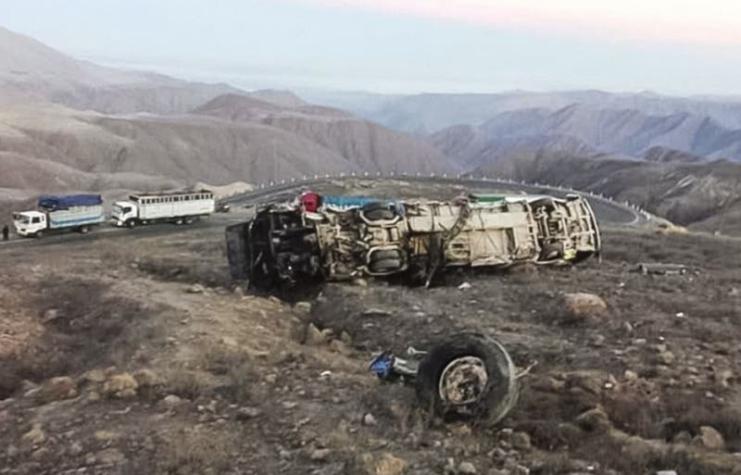 Caída de bus a un acantilado en Perú deja al menos 27 mineros muertos