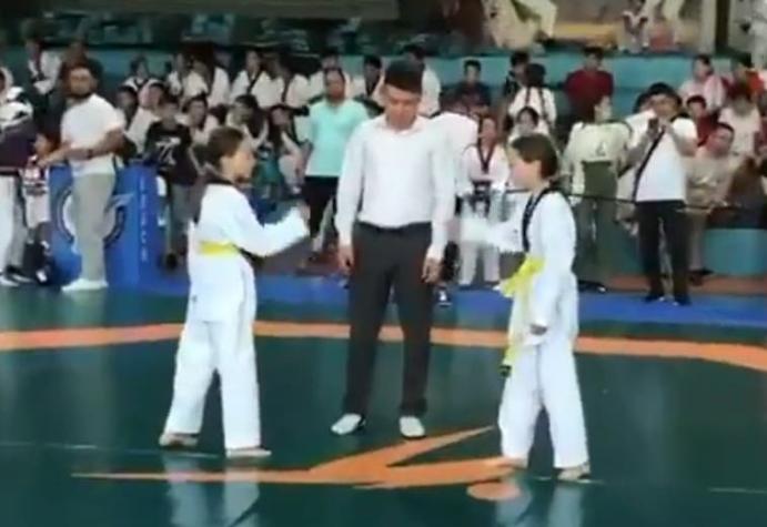 [VIDEO] Gemelas que llegan a final del campeonato de taekwondo lo definen con cachipún