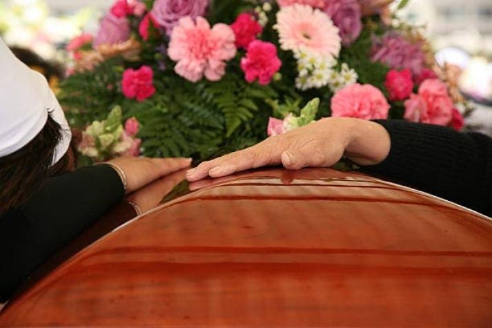 Mujer prohibió a su familia ir a su funeral con duro mensaje: "Sigan tan lejos como estuvieron"