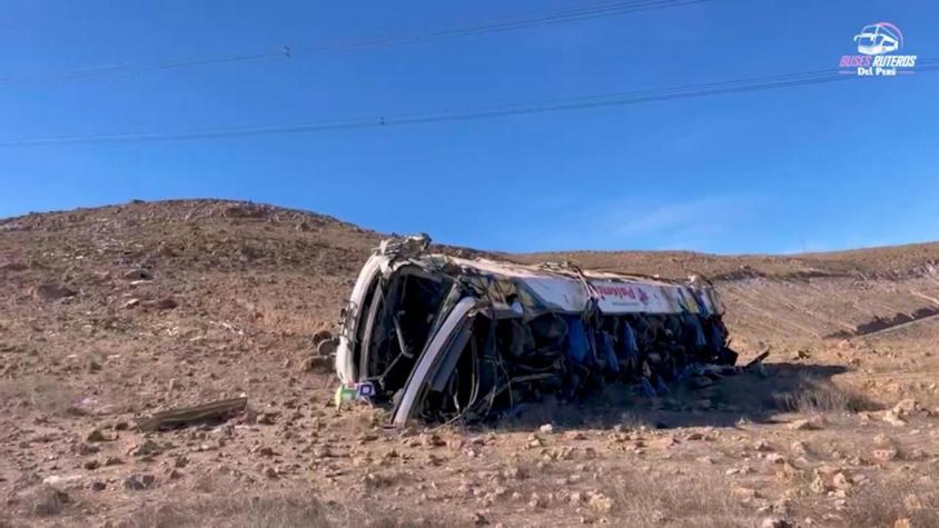 Tragedia en Perú: 27 mineros murieron luego que bus que los trasladaba cayera por un precipio