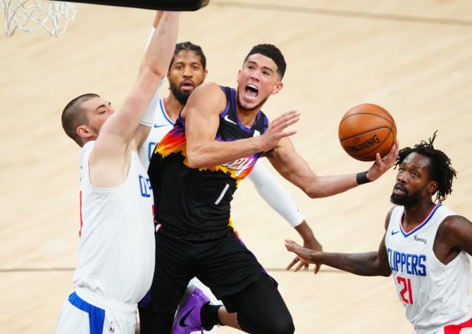 Playoffs de la NBA: Suns golpean primero a los Clippers de la mano de un descomunal Booker