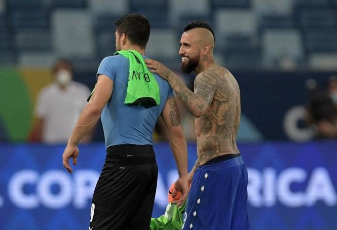 "Me pegaste una patada y la metiste": El diálogo entre Vidal y Suárez tras empate de Chile y Uruguay