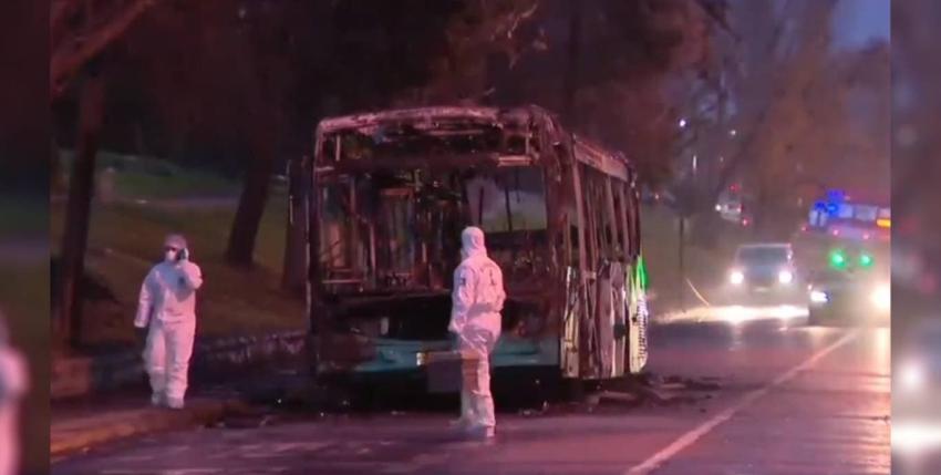 Queman bus en Peñalolén tras amenazar a conductor y pasajeros con armas Queman bus en Peñalolén tras amenazar a conductor y pasajeros con armas