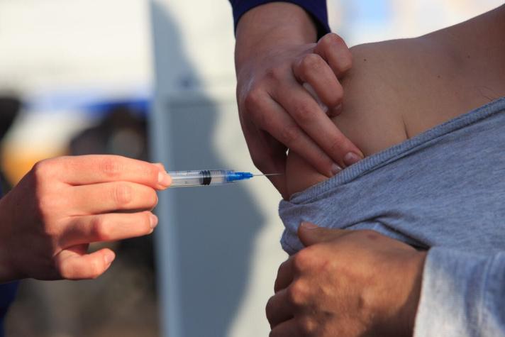 Inicia vacunación a menores de 18 años en Chile