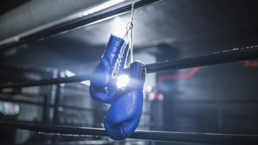 [VIDEO] Debut de boxeador termina en escándalo: Perdió el control y pateó a su rival en la lona