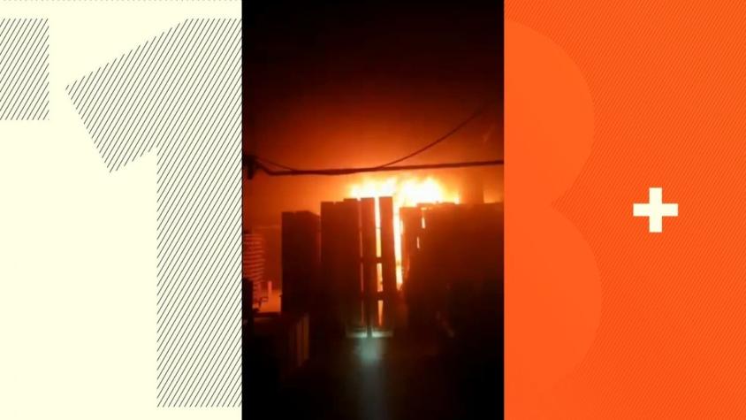 Bomberos trabaja en incendio en fábrica de muebles en La Pintana