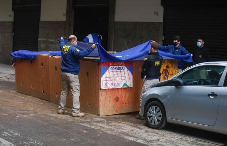PDI revisa cámaras de seguridad para aclarar hallazgo de cuerpo calcinado en Santiago Centro