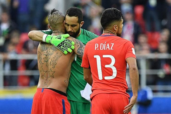 "Escuchando la canción del día": La reacción del Twitter de La Roja tras abrazo de Vidal y Bravo