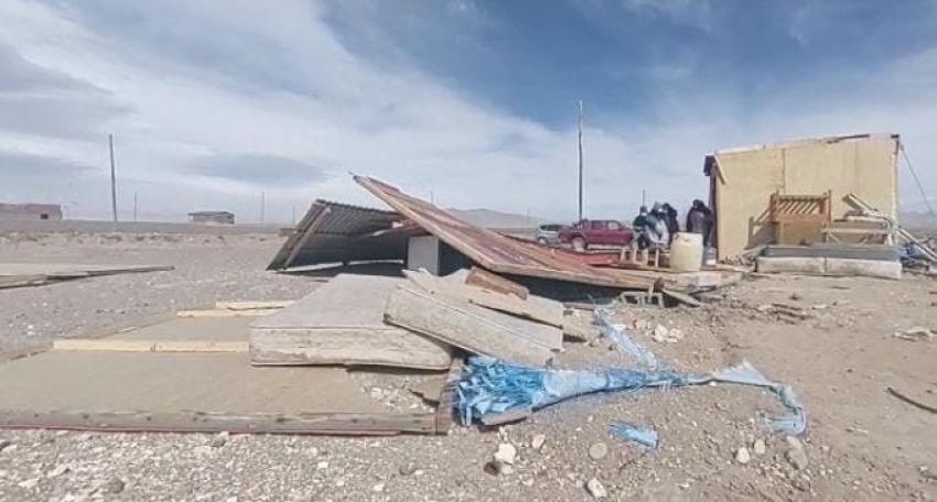 Fuertes vientos derriban una casa en Colchane