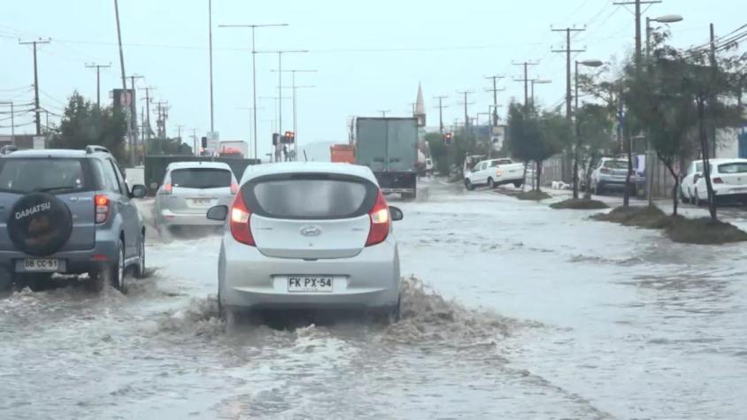[VIDEO] Sistema frontal en zona centro-norte deja intensas lluvias, calles anegadas y marejadas