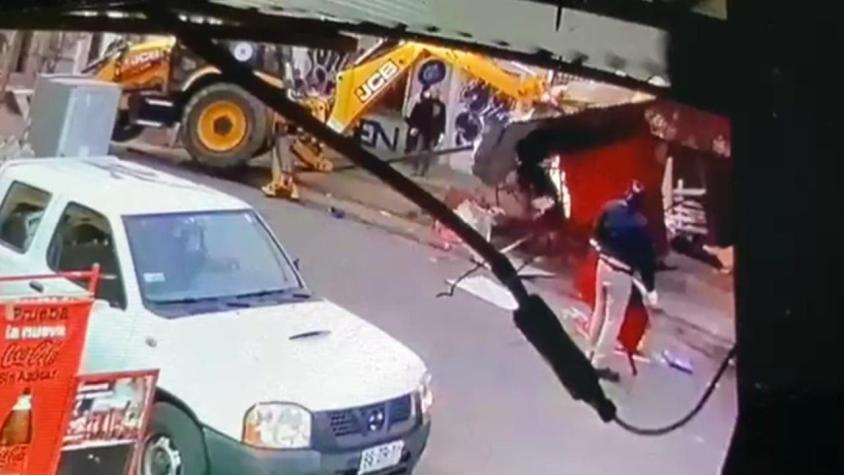 [VIDEO] Mujer denuncia que municipio de Independencia destruyó su quiosco: Alcalde pide reparación