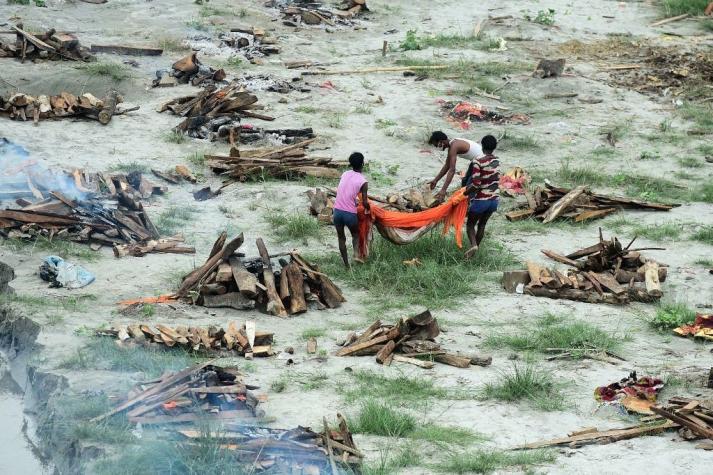 El Río Ganges deja al descubierto tumbas de muertos por Covid-19 en India