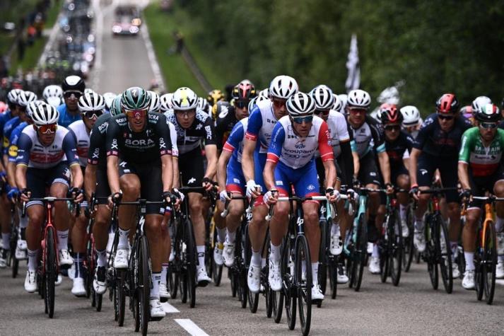 [VIDEO] Fan provoca brutal caída múltiple de ciclistas en el Tour de Francia