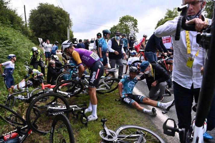 Tour de Francia presentará una denuncia contra espectadora que provocó caída múltiple de ciclistas