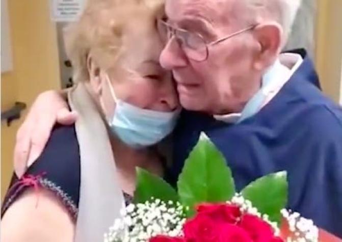 El emotivo reencuentro de una pareja de ancianos tras meses separados por la pandemia