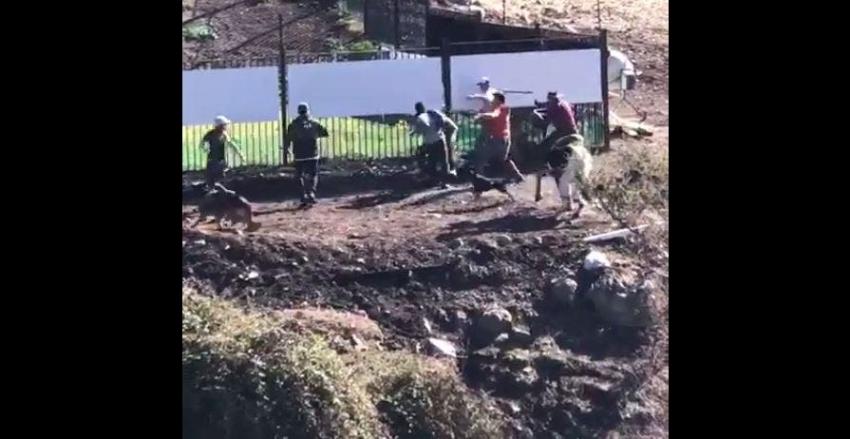 [VIDEO] Con piedras: Registran momento en que Mark González y su familia fueron agredidos en cerro