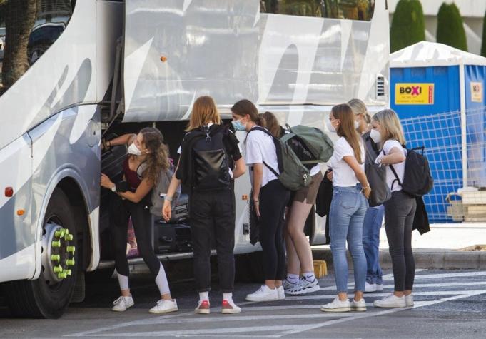 España: Miles de jóvenes en cuarentena por megabrote de Covid-19 tras viaje de fin de curso