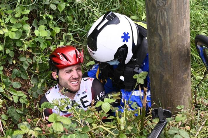 Detuvieron a espectadora que causó gigantesco accidente con su pancarta en el Tour de Francia