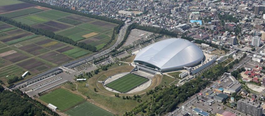 Domo de Sapporo: el estadio con cancha flotante para que el pasto tome sol donde jugará La Roja