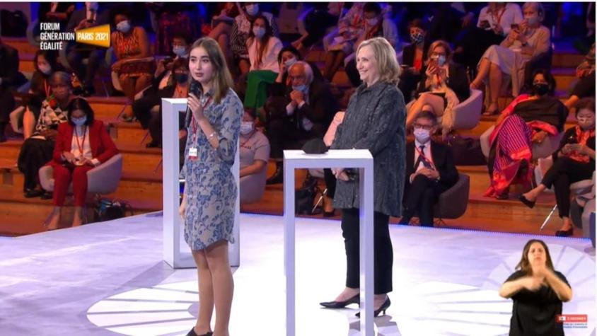 [VIDEO] Joven chilena destaca en foro de igualdad en Paris: fue presentada por Hillary Clinton