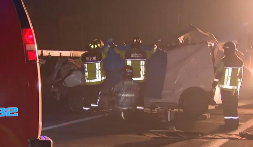 Un muerto tras accidente de tránsito: furgón quedó atrapado bajo camión