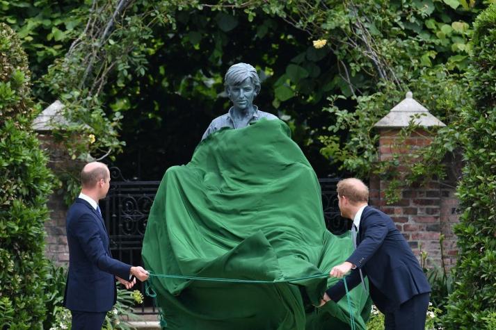 Así luce la estatua de Diana de Gales que fue revelada por William y Harry en un día muy especial