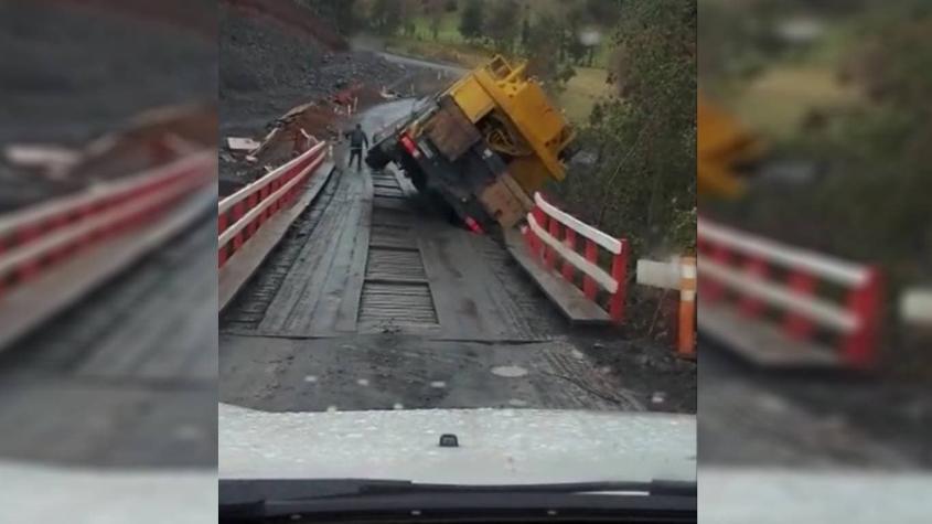 [VIDEO] Camión grúa cayó a río Pulelfu: Conductor y acompañante salieron ilesos