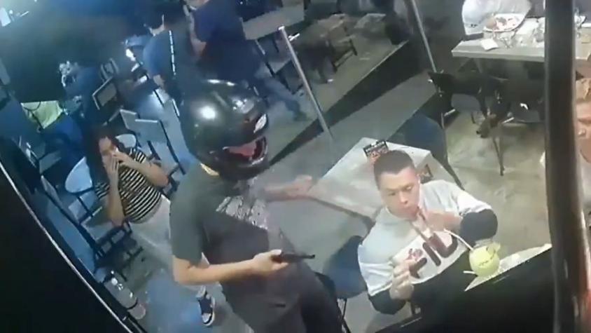 [VIDEO] Hombre es asaltado y amenazado con arma de fuego, pero no deja de comer alitas de pollo
