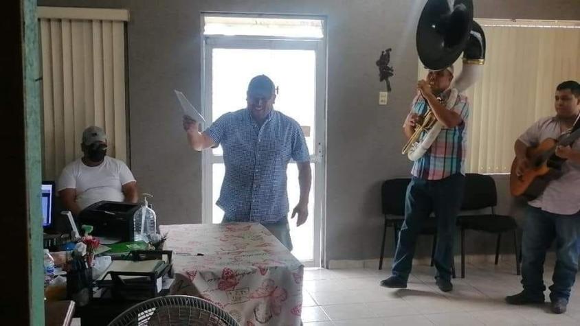 “He sido un cabrón”: Hombre llega con banda musical al registro civil para celebrar su divorcio