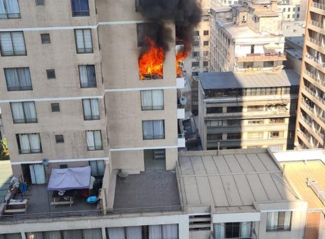 Bomberos controla incendio en edificio residencial en Santiago centro