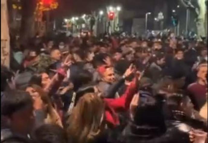 [VIDEO] Descontrol total en masiva fiesta "improvisada" en plena vía pública