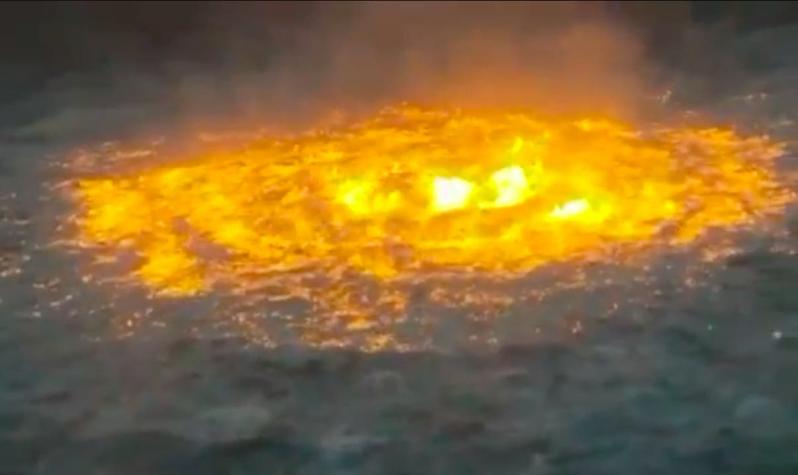Fuego en el mar: Fuga de ducto submarino petrolero provoca gigantesco incendio en océano en México