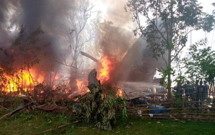 [FOTOS] Avión militar filipino se estrella con 85 personas a bordo